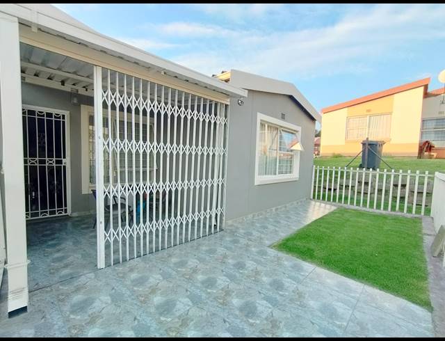 3 BEDROOM TOWNHOUSE FOR SALE IN RIDGEWAY